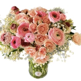 Pink and peach mixed bouquet in a glass vase