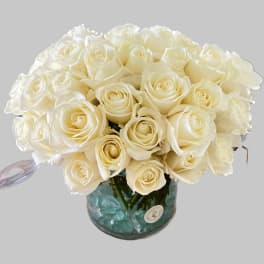 Bouquet of cream roses in a glass vase
