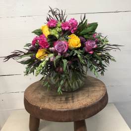 Mixed bouquet of pink and yellow roses in a glass vase
