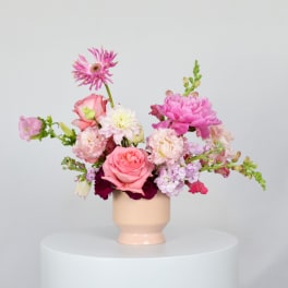 Pink and white mixed bouquet in a blush vase