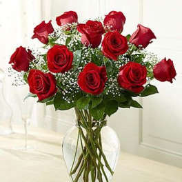 Bouquet of red roses in a clear glass vase
