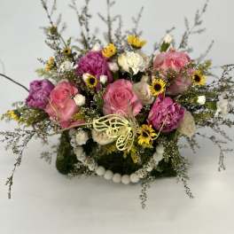 Pink and white rose bouquet with yellow daisies and a butterfly decoration
