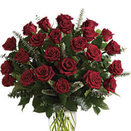 Bouquet of red roses in a clear glass vase