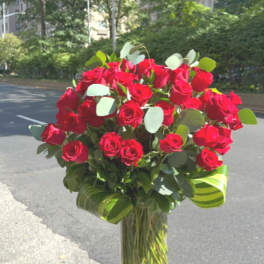 Bouquet of red roses in a clear glass vase