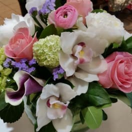 Bouquet of pink and white flowers in a glass vase