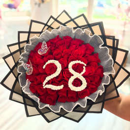 Round bouquet of red roses with a white number 28