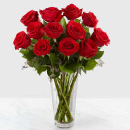 Bouquet of red roses in a clear glass vase