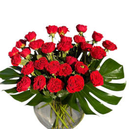 Bouquet of red roses in a clear glass vase