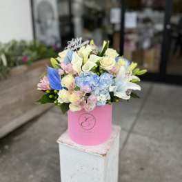 Bouquet of pastel flowers in a pink hat box