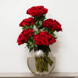 Bouquet of red roses in a clear glass vase