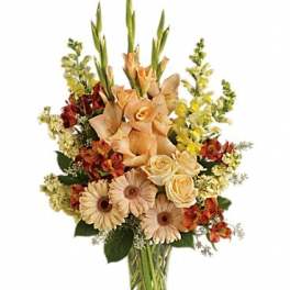 Peach and cream bouquet in a clear glass vase