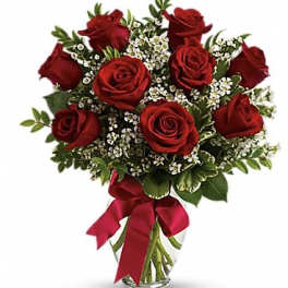 Bouquet of red roses with baby's breath in a glass vase