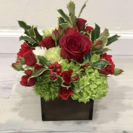 Red roses and green hydrangeas in a dark square container
