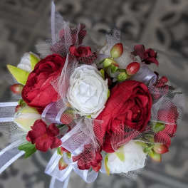 Small bouquet of red and white roses with tulle ribbon