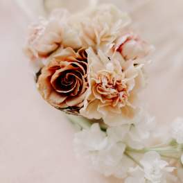 Blush and cream flowers in a soft close-up arrangement