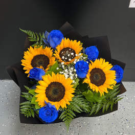 Blue roses with sunflowers