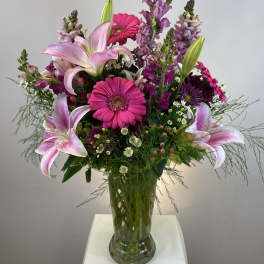 Pink lilies and gerbera daisies in a glass vase