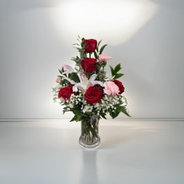 vase with red roses