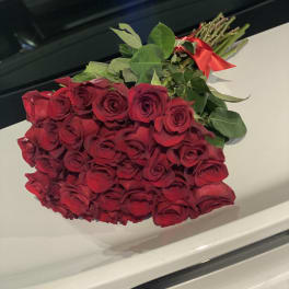Simple no wrap Red roses
