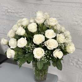 Bouquet of white roses in a clear glass vase