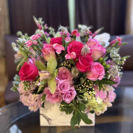 Pink and hot pink rose bouquet in a white box