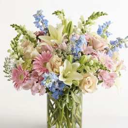 Mixed pastel bouquet in a clear glass vase