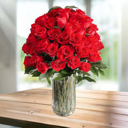 Bouquet of red roses in a clear glass vase