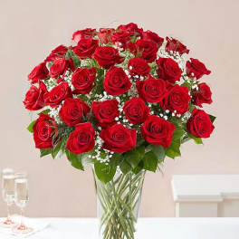 Bouquet of red roses in a clear glass vase