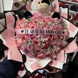 Pink rose bouquet with a plush cow and a "Te quiero moo-cho" ribbon