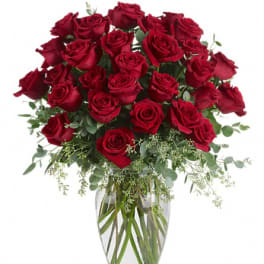 Bouquet of red roses in a clear glass vase