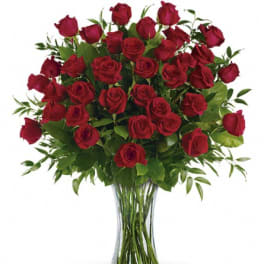 Bouquet of red roses in a clear glass vase