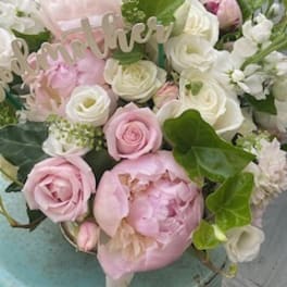 Pink and white rose bouquet with a "mother" sign