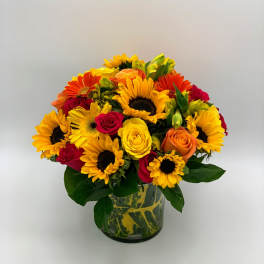 Bouquet of sunflowers and roses in a glass vase