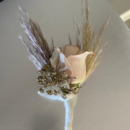Boutonniere with a pale calla lily and dried grasses