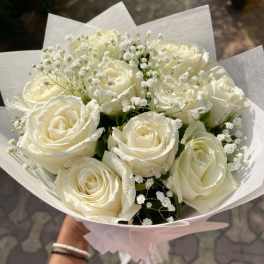 Elegant dozen white roses bouquet