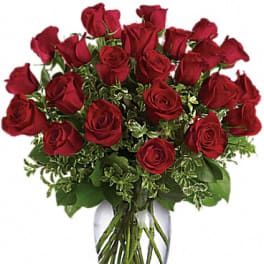 Bouquet of red roses in a clear glass vase