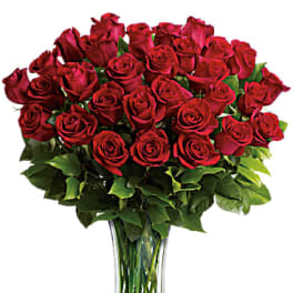 Bouquet of red roses in a clear glass vase