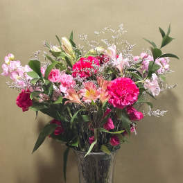 Bouquet of pink and white flowers in a clear glass vase