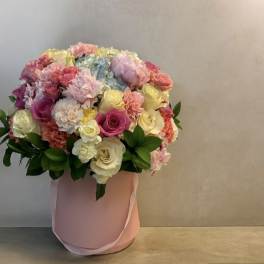 Pink and white rose bouquet in a pink hat box