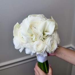White bouquet with ranunculus and calla lilies