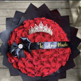 Round bouquet of red roses with a tiara and black ribbon