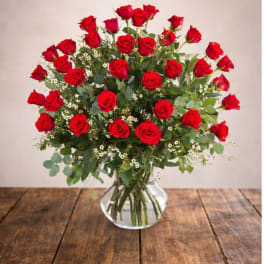 Bouquet of red roses in a clear glass vase