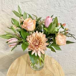 Peach and pink bouquet in a clear glass vase