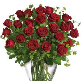 Bouquet of red roses in a clear glass vase
