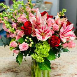 Bouquet of red and pink flowers in a glass vase