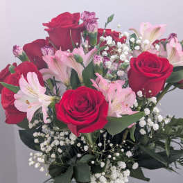 Bouquet of red roses and pink lilies with baby's breath