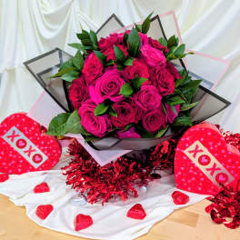 Pink rose bouquet with green leaves and XOXO heart decorations