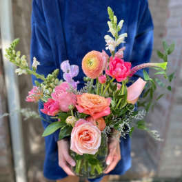 Mixed pink and peach bouquet in a glass vase