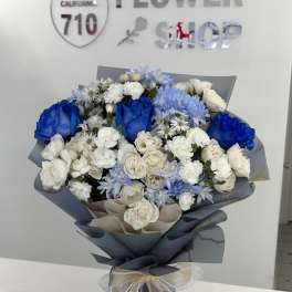 Blue and white bouquet of roses and daisies wrapped in dark paper