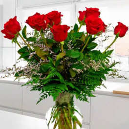 Bouquet of red roses in a clear glass vase